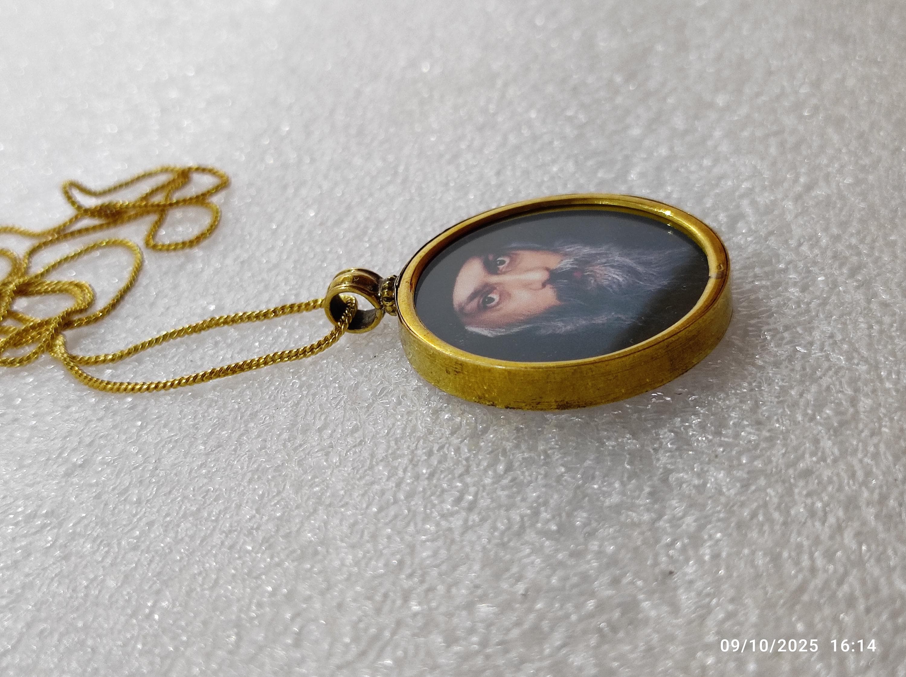 OSHO 木製肖像画ペンダントロングネックレス マラ Osho Photo Pendant Necklace, Handcrafted Brass Case, 22