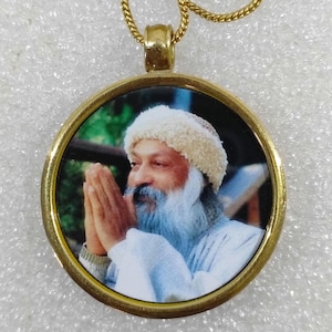 Stampa fotografica con cornice in vetro e ottone giallo fatta a mano Il grande santo dell'India Guru dello yoga Baba Rajneesh Osho Yoga om Ciondolo reversibile del chakra della corona