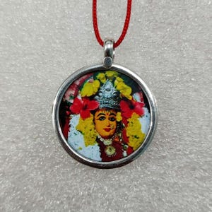 Collana con ciondolo om con stampa fotografica della dea Bagalamukhi Mata in argento sterling 92,5 fatto a mano, con cornice in vetro e cordino colorato, ciondolo di dimensioni standard