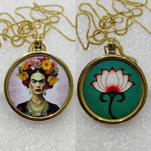 Ciondolo reversibile fatto a mano in ottone giallo con cornice in vetro Frida Khalo Lotus, stampa fotografica su entrambi i lati, ciondolo in ottone unico con catena in ottone da 22 pollici