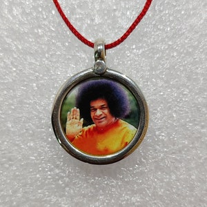 Collana con ciondolo piccolo con cornice in vetro e stampa fotografica spirituale Satya Sai Baba, realizzata a mano in argento sterling 92,5 con la benedizione del Grande Santo dell'India.