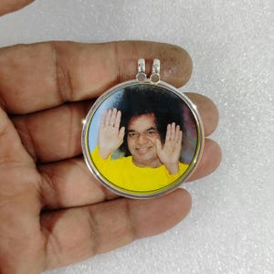 Collar con colgante de foto de Satya Sai Baba hecho a mano en plata de ley