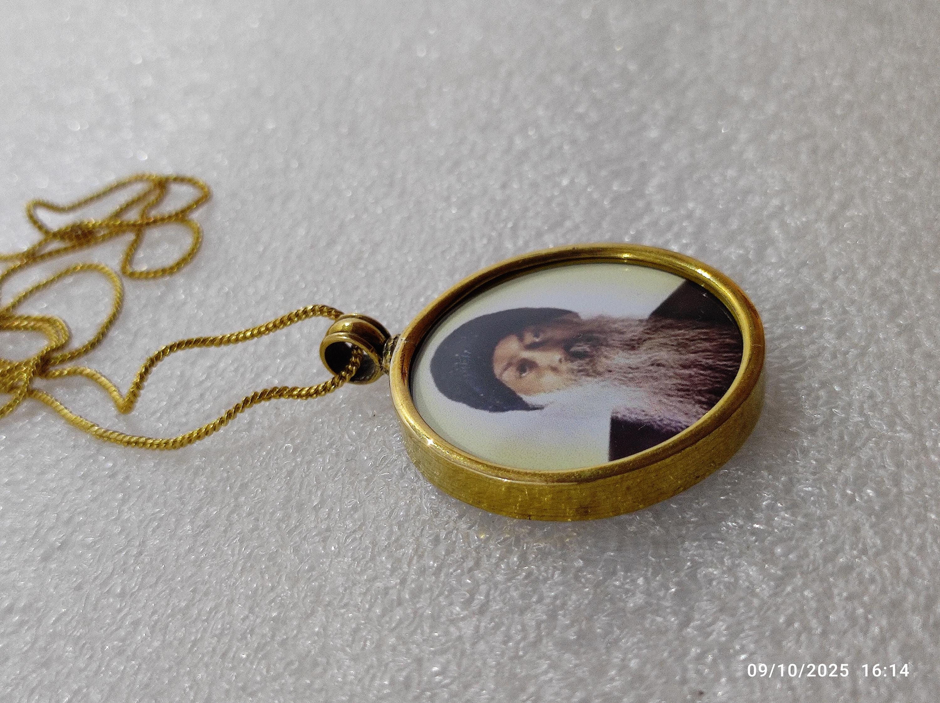 OSHO 木製肖像画ペンダントロングネックレス マラ Buy Osho Photo Pendant Necklace, Handcrafted Brass Case, 22