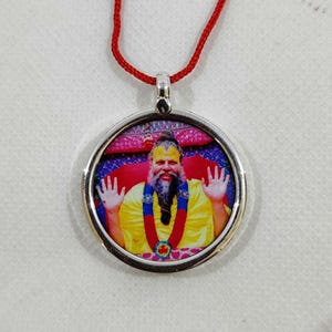 Ciondolo in argento sterling 92,5 fatto a mano con cornice in vetro Shree Spiritual Guru Premanand Swami ji con om reversibile in argento di medie dimensioni