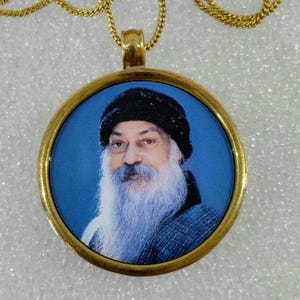 Stampa fotografica con cornice in vetro e ottone giallo fatta a mano Il grande santo dell'India Guru dello yoga Baba Rajneesh Osho e om Ciondolo spirituale reversibile in ottone