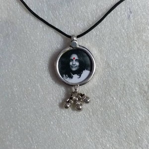 Handgjort Anandamayi Ma fotohänge i sterlingsilver med tribalklockor