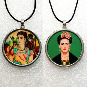 Ciondolo fatto a mano con stampa fotografica su entrambi i lati di Frida Khalo con cornice in vetro in argento sterling 92,5, ciondolo con ciondolo in argento unico con colorStrint