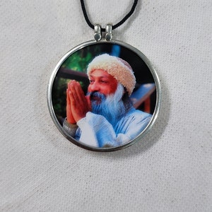 Collana con ciondolo realizzata a mano in argento sterling 92,5 con cornice in vetro e stampa fotografica spirituale del Grande Santo dell'India, guru dello yoga Rajneesh Osho.