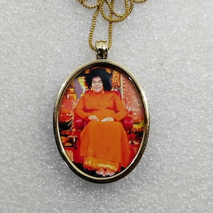Stampa fotografica con cornice in vetro e ottone giallo fatta a mano Il grande santo dell'India Benedizione del guru spirituale Satya Sai Baba Catena con ciondolo in ottone di forma ovale