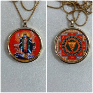 Handgefertigte gelbe Messingglas gerahmte Göttin Kali und Kali Yantra Reverse Anhänger Fotodruck Religiöse Tribal Hindu Deity Halskette mit Kette