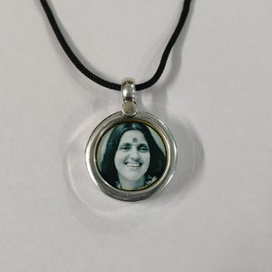 Ciondolo piccolo e leggero con cornice in vetro, realizzato a mano in argento sterling 92,5 con corda, raffigurante un santo indiano, raffigurato in una foto spirituale.