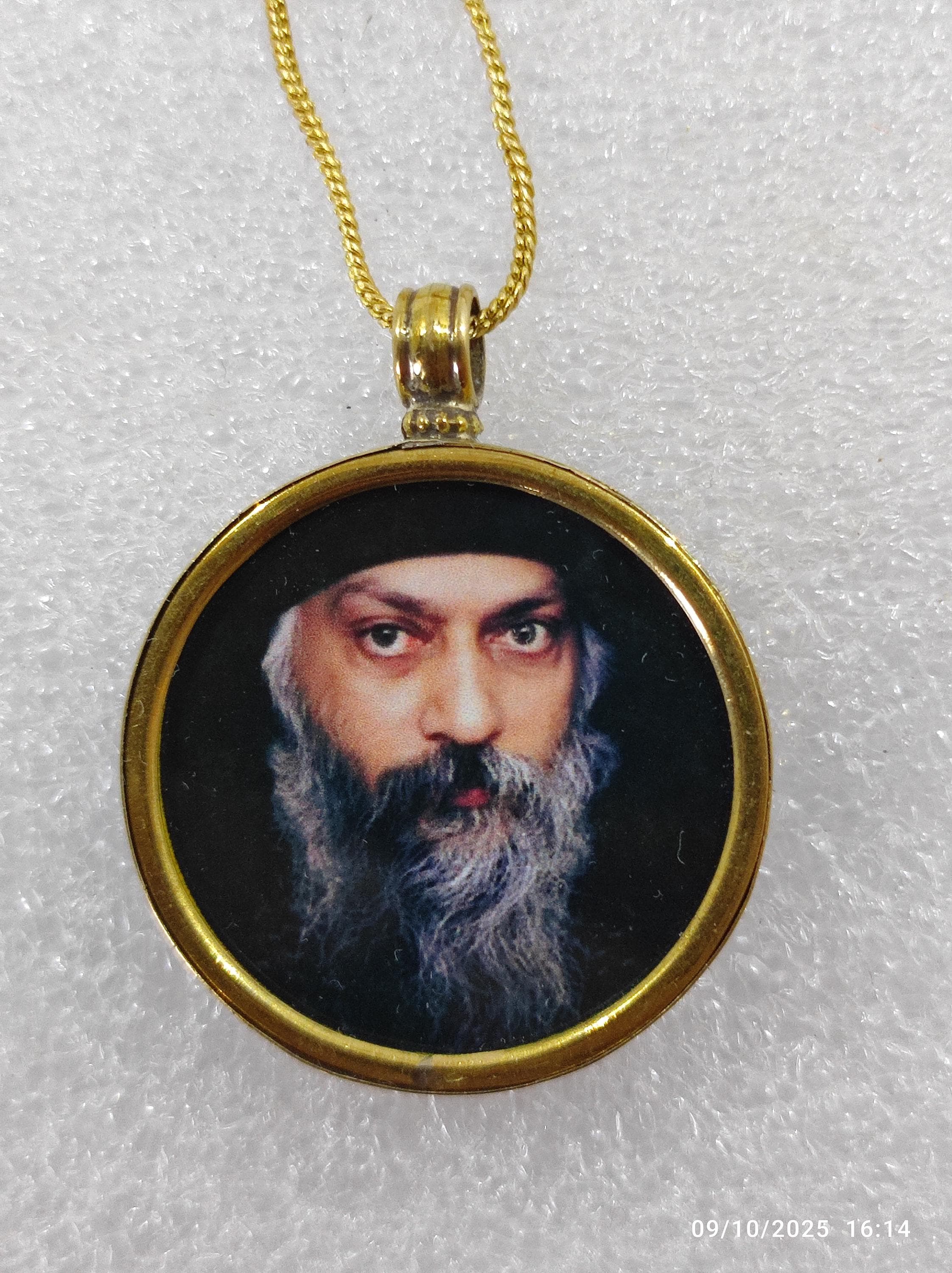 OSHO 木製肖像画ペンダントロングネックレス マラ Buy Osho Photo Pendant Necklace, Handcrafted Brass Case, 22