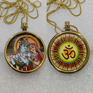 Divinità Radhe Krishna e Yoga Om religiosa con cornice in ottone giallo fatta a mano, stampa fotografica su entrambi i lati, stampa fotografica reversibile, ciondolo con catena