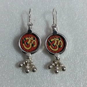 Dipinto a mano Settimo Chakra della Corona Om Yoga Arte in miniatura coperta da argento sterling 92,5 fatto a mano in vetro incorniciato bellissimo paio di orecchini a campana