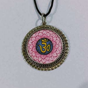 Dipinto a mano in miniatura dipinto Chakra della corona o Chakra Sahasrar om Yoga Ciondolo religioso in argento fatto a mano con cornice in vetro d'argento sterling 92.5