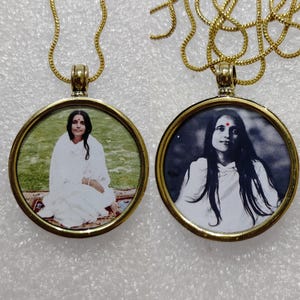 Stampa fotografica su entrambi i lati in ottone giallo fatta a mano con cornice in vetro Maa Anandamayi Maa era una santa indiana spirituale fatta a mano con ciondolo tribale in ottone
