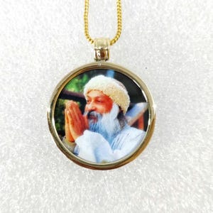 Stampa fotografica con cornice in vetro e ottone giallo fatta a mano Il grande santo dell'India Yoga Guru spirituale Baba Rajneesh Osho Collana con ciondolo in ottone Catena