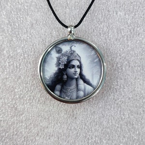 Stampa fotografica in bianco e nero con cornice in vetro in argento sterling 92,5 fatta a mano Dio Krishna Ciondolo religioso in argento Collana unica con cordino colorato