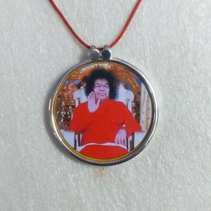 Handmade 92.5 Sterling Silver The Great Sant of India Blessing Guru Shree Satya Sai Baba Spiritual Photo Print Glass Framed Silver Pendant