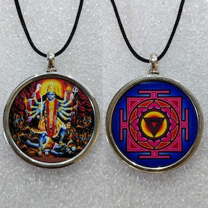 Stampa fotografica reversibile fatta a mano in argento sterling 92,5 con divinità Tantra Dea Kali Maa e Kali Yantra, ciondolo con foto bifacciale con cornice in vetro