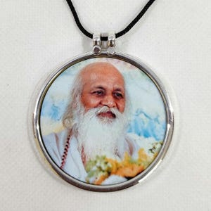 Handmade 92.5 Sterling Silver The Great Sant of India Yoga Guru Mahesh Yogi Ji Spiritual Photo Print Glass Framed Handmade Necklace Pendant.