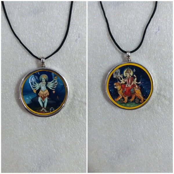 Pendentif fait main de 92,5 livres sterling, déesse hindoue Maa Kali, pendentif Maa Durga inversé, impression couleur, cadre en verre, pendentif double face