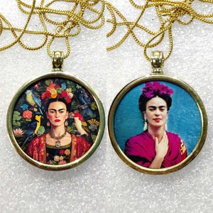 Ciondolo reversibile in ottone giallo fatto a mano con cornice in vetro e stampa fotografica di Frida Khalo su entrambi i lati, unico nel suo genere, con catena in ottone da 22 pollici.
