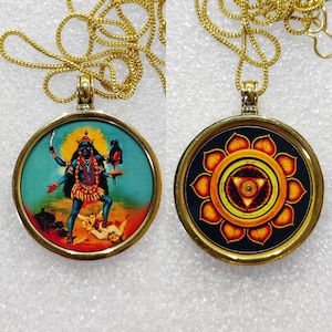 Collar con colgante de la diosa Kali Yantra con marco de latón hecho a mano