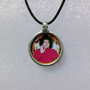 Handmade 92.5 Sterling Silver The Great Sant of India Blessing Satya Sai Baba Spiritual Photo Print Glass Framed Small Pendant Necklace