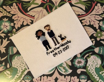 Peut inclure: Broderie au point de croix représentant un couple et un chien, avec le texte "Preetha + Woody 09-23-2017" en dessous.