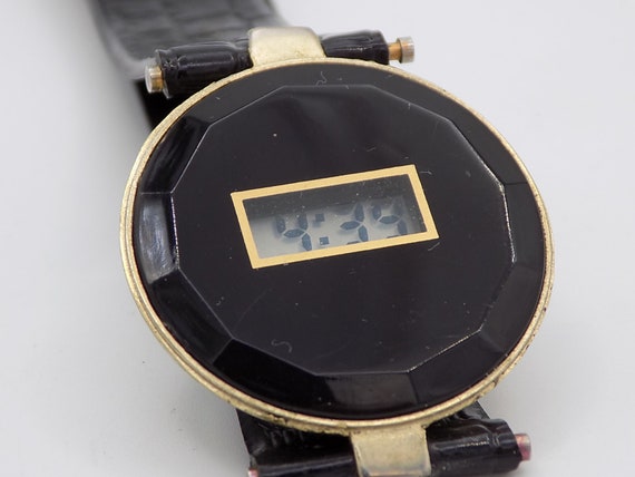 digital watch round