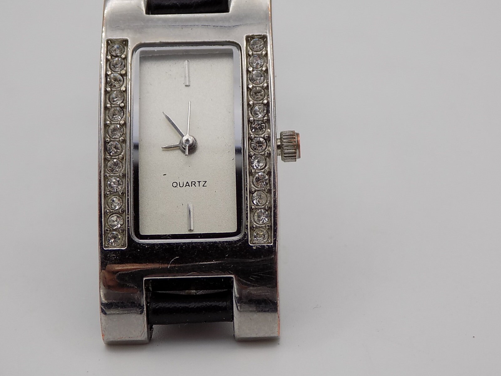 Montre Femme Vintage Années 80-90 à Quartz - Boîtier Or, Cadran Noir, Diamants - Bracelet Cuir Neuf - Occasion