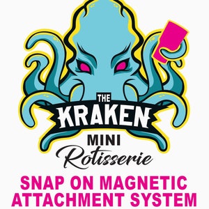 Op de afbeelding: De Kraken Mini Rotisserie is een magnetisch bevestigingssysteem voor het koken. Het logo toont een blauwe octopus met gele tentakels en rode ogen die een roze kaart vasthoudt. De tekst luidt "The Kraken Mini Rotisserie Snap On Magnetic Attachment System (Patent Pending)"