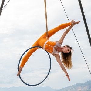 Orangefarbener Body für Luftsäcke. Luftiges Tanzkostüm. Yoga-Strampler. Luftreifen Outfit.