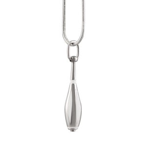 Op de afbeelding: Een zilveren ketting met een zilveren hanger in de vorm van een bowlingpin. De hanger heeft een witte streep rond het midden.