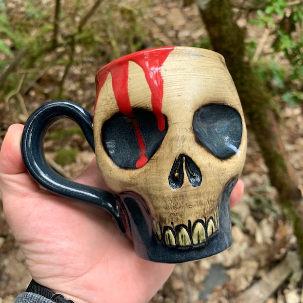 Taza de gres con calavera humana