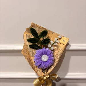 Peut inclure: Ensemble de trois mugs en céramique avec une finition mate et mouchetée. Les tasses sont de couleur crème, gris clair et gris foncé. Chaque mug a un design simple et minimaliste.