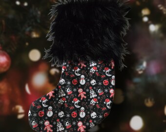 Puede incluir: Calcetín de Navidad negro con un puño de piel sintética. El calcetín está decorado con un patrón repetido de bastones de caramelo rojo y blanco, muñecos de nieve y calaveras.