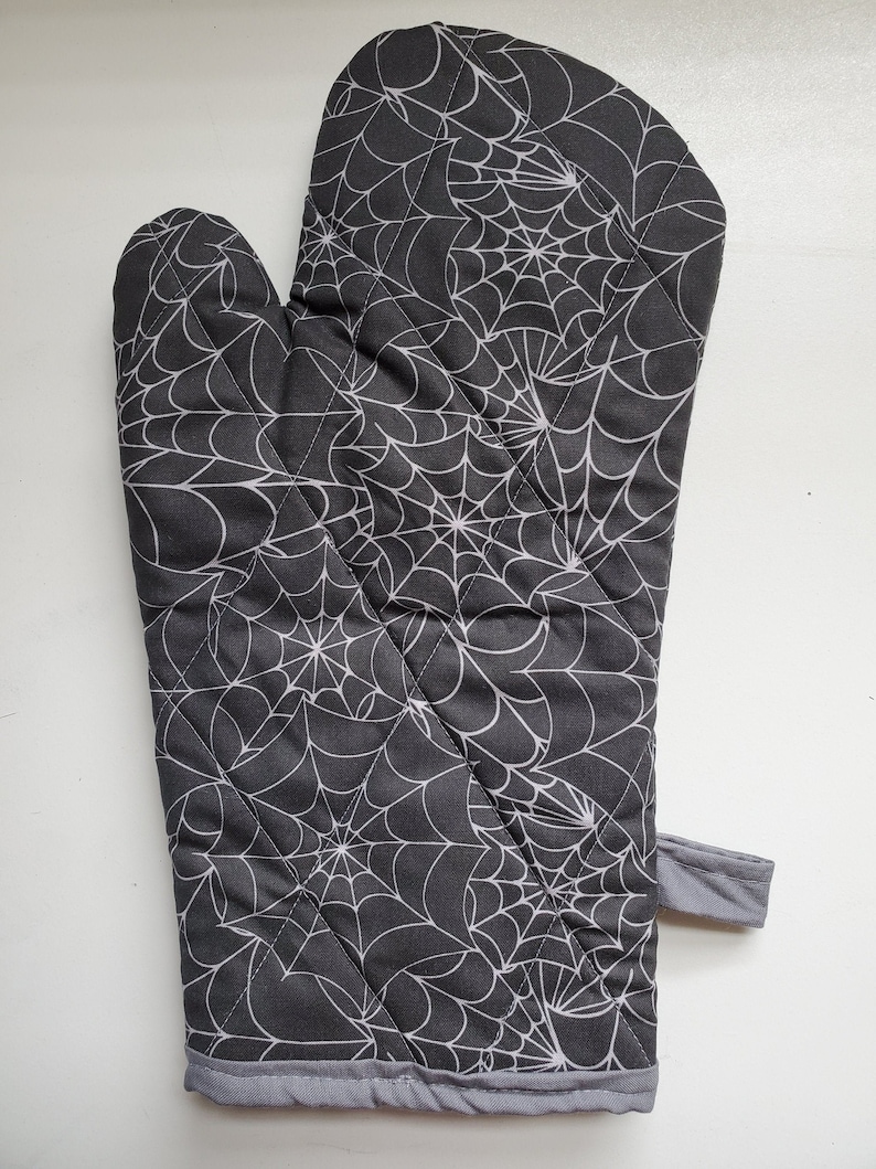 Spiderweb Oven Mitt