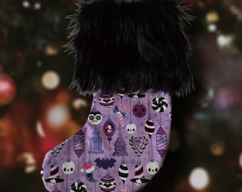 Puede incluir: Calcetín de Navidad morado con un puño de piel sintética negra. El calcetín está decorado con un patrón de adornos, bastones de caramelo y calaveras.