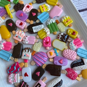 Faux sucettes glacées, morceaux de crème glacée divers réalistes, cabochons de bonbons, figurine de maison de poupée, morceaux de slime pour gobelet !