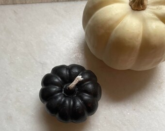 Black Pumpkin in 100% Beeswax // Beeswax Candle, PUMPKIN / Halloween, Candle, Beeswax, Goth, Hygge