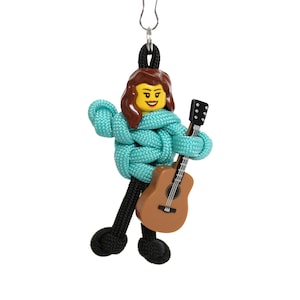 Acoustic Guitarist with Guitar Paracord Keychain, Zipper Pull, Guitar Player Gift, Guitar Case Charm, Backpack Accessories, Paracord Buddy