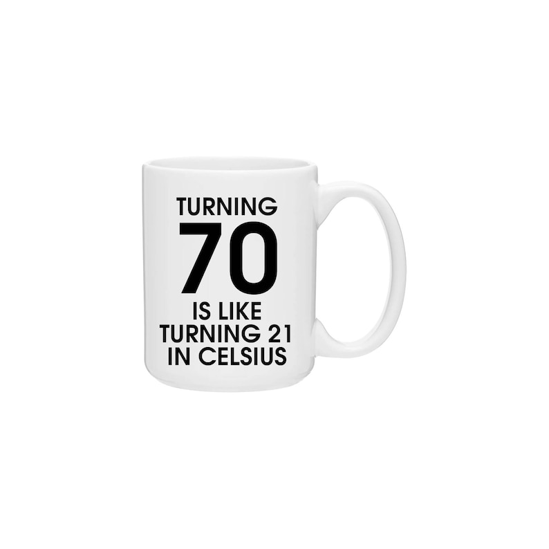 Puede incluir: Taza de caf&eacute; de cer&aacute;mica blanca con texto negro que dice "Turning 70 is like turning 21 in Celsius".