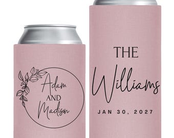 Pode incluir: Dois refrigeradores de latas de espuma rosa empoeirado com texto preto. O refrigerador mais curto apresenta uma moldura circular com um ramo de folhas e o texto Adam AND Madison. O mais alto apresenta o texto THE Williams e a data JAN 30, 2027.