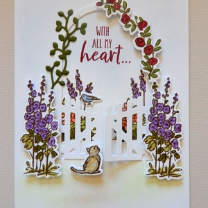 Handgemachte Grußkarte-With All My Heart. Diese schöne 3 dimensionale Karte zeigt ein Gartentor, lila Stockrosen und rote Rosen, Kätzchen