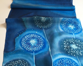 Blaue Pusteblumen handbemaltes Seidentuch, künstlerische festliche Stola, einzigartiges Design, Wachsbatik, magische blaue Farbtöne, Hochzeitsschal, Geschenk für sie