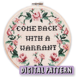 以下が含まれることがあります： 白い背景に花柄の縁取りと「Come Back With A Warrant」というテキストが書かれたデジタルクロスステッチパターンです。