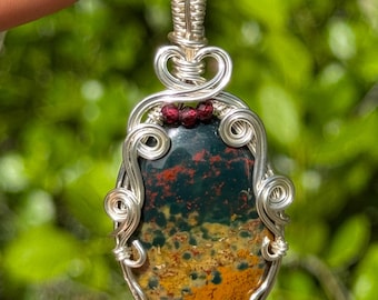 Wysokiej jakości krwawnik i granat owinięte w srebrną miedź