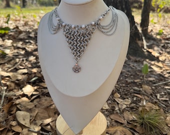 Naszyjnik ochronny z pereł słodkowodnych i kolczugi